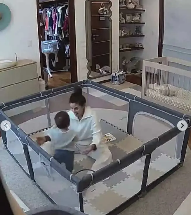El cuarto infantil incorpora una cuna, área de juegos y un vestidor, además de una decoración pensada para la nueva etapa de la familia.<br>