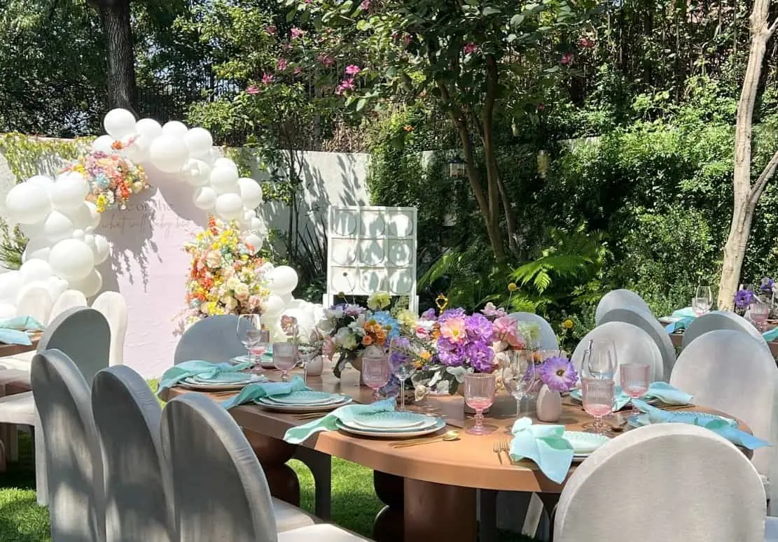 La propiedad dispone de un amplio jardín que utilizan para convivencias, celebraciones y reuniones al aire libre.