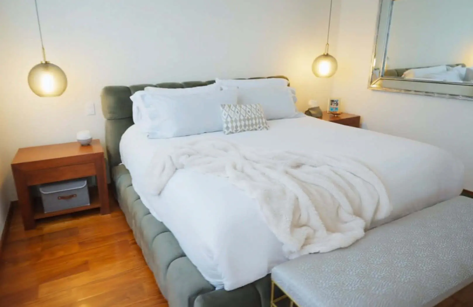 La recámara principal está decorada con tonos claros y madera, creando un ambiente cálido y relajante.