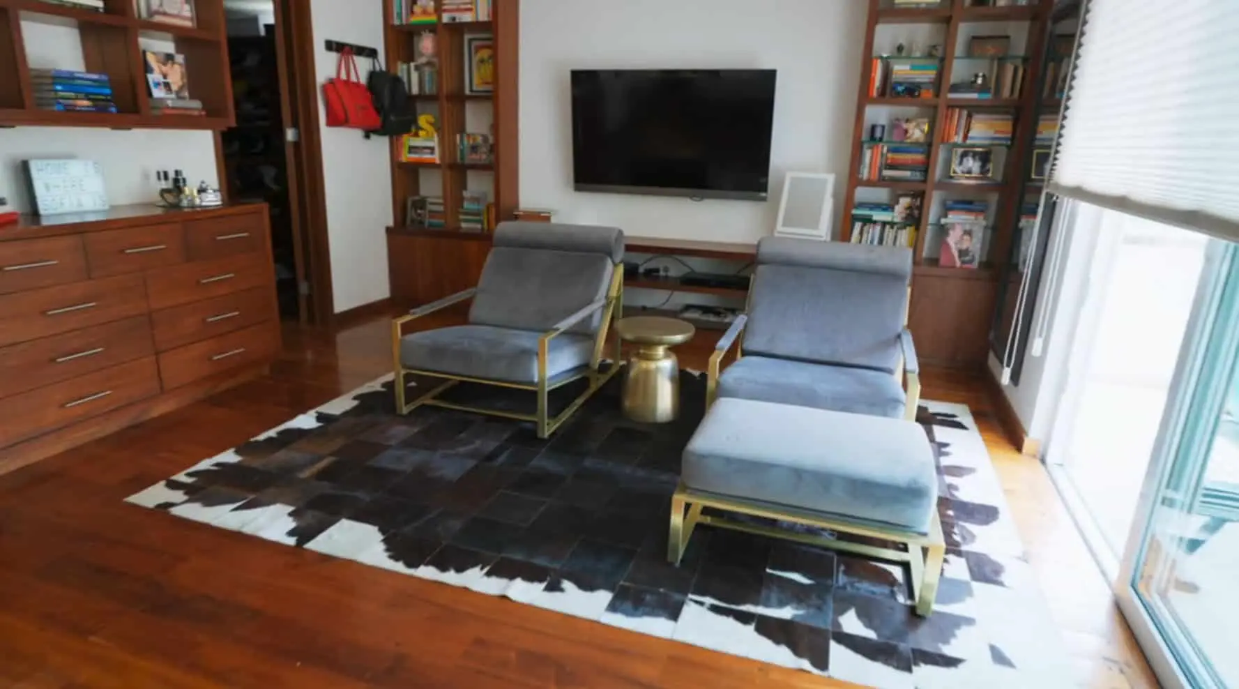La sala principal mantiene un concepto abierto que conecta con el comedor y ofrece acceso directo al jardín.