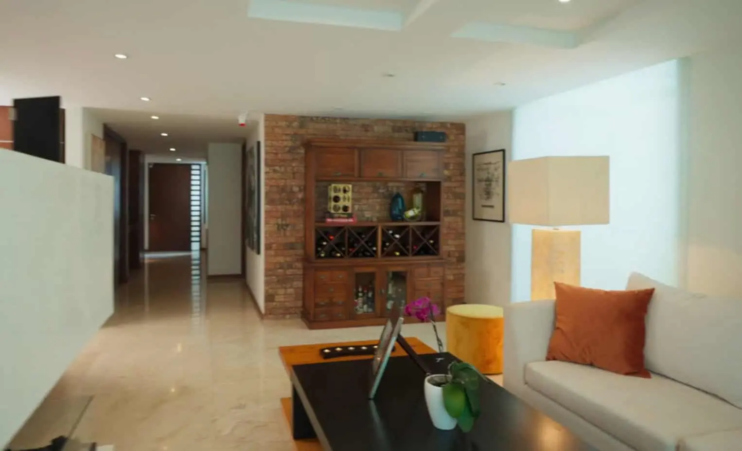 La casa cuenta con un bar privado equipado para recibir invitados y organizar reuniones.<br>