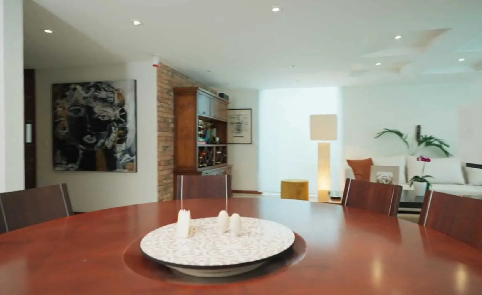 La residencia destaca por un estilo minimalista en el que predominan los tonos blancos y la iluminación natural.