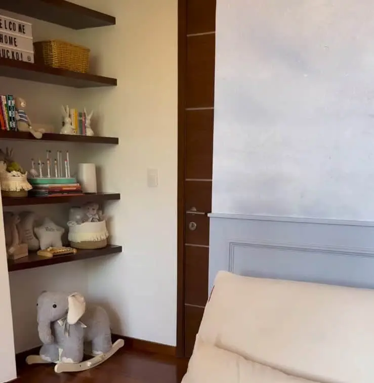 En distintos espacios del hogar, Sofía ha colocado fotografías familiares y recuerdos de momentos importantes de su vida.