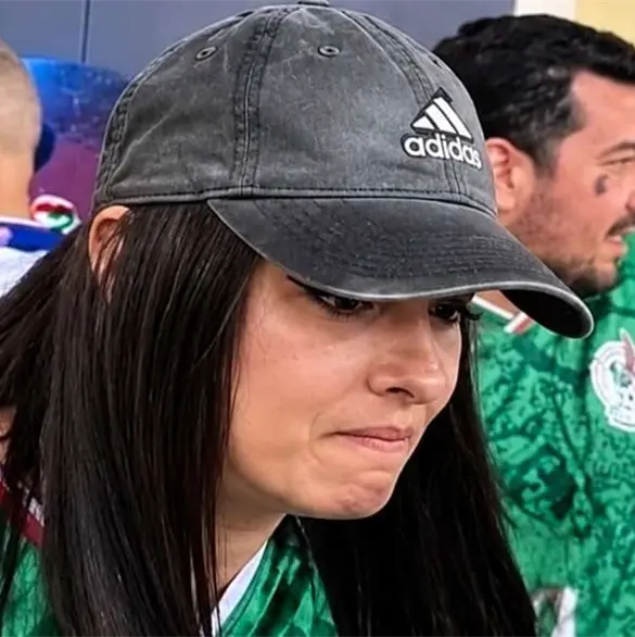 &iquest;Qui&eacute;n es Emilia Chomer? La verdad detr&aacute;s de la mujer que lanz&oacute; cerveza a aficionados ecuatorianos