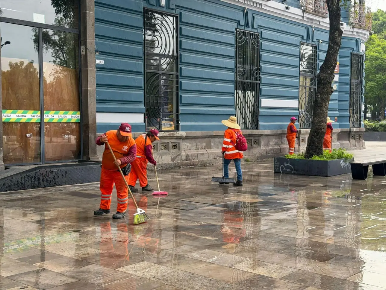  Puebla implementa limpieza especial en el Zócalo y Centro Histórico tras partido de México. 