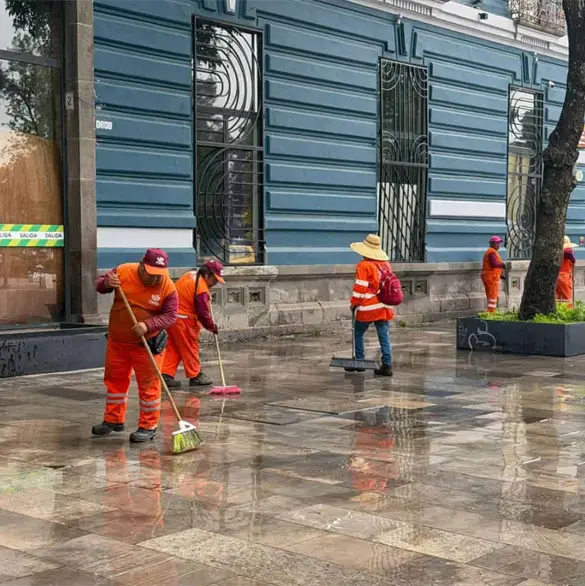 Así fue el operativo de limpieza en Puebla tras los festejos por el triunfo de México ante Ecuador Así fue el operativo de limpieza en Puebla tras los festejos por el triunfo de México ante Ecuador