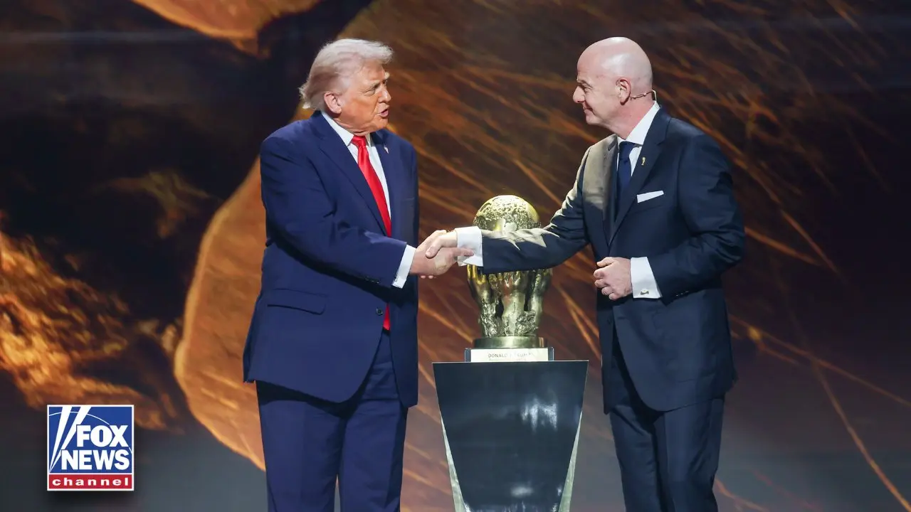  Lo que se sabe del escándalo en la FIFA por la tarjeta roja eliminada a EE.UU. tras presunta intervención de Trump 