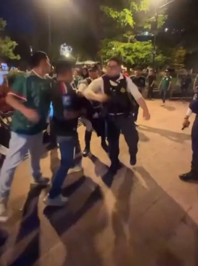 Policía golpea a aficionado Especial