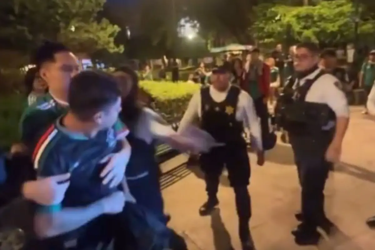  Policía golpea brutalmente a aficionado en Querétaro tras México vs Inglaterra 