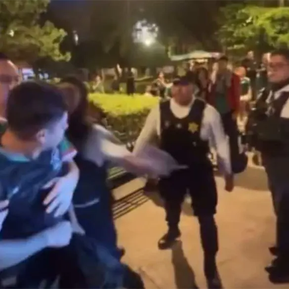 Policía golpea brutalmente a aficionado en Querétaro tras México vs Inglaterra Policía golpea brutalmente a aficionado en Querétaro tras México vs Inglaterra