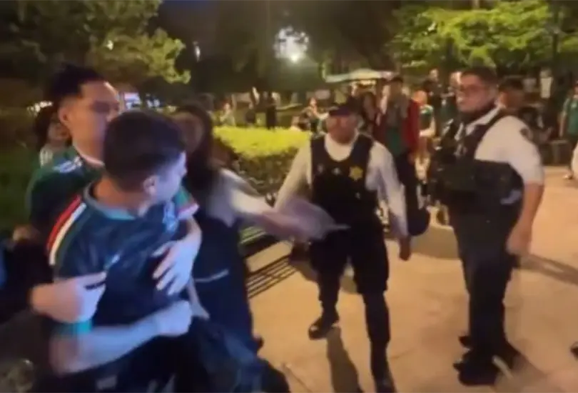 Policía golpea brutalmente a aficionado en Querétaro tras México vs Inglaterra Policía golpea brutalmente a aficionado en Querétaro tras México vs Inglaterra