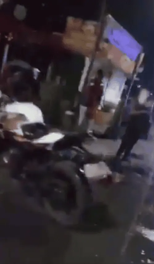 Los agresores dispararon directamente contra el hombre, quien quedó tendido dentro del local. Captura de pantalla.
