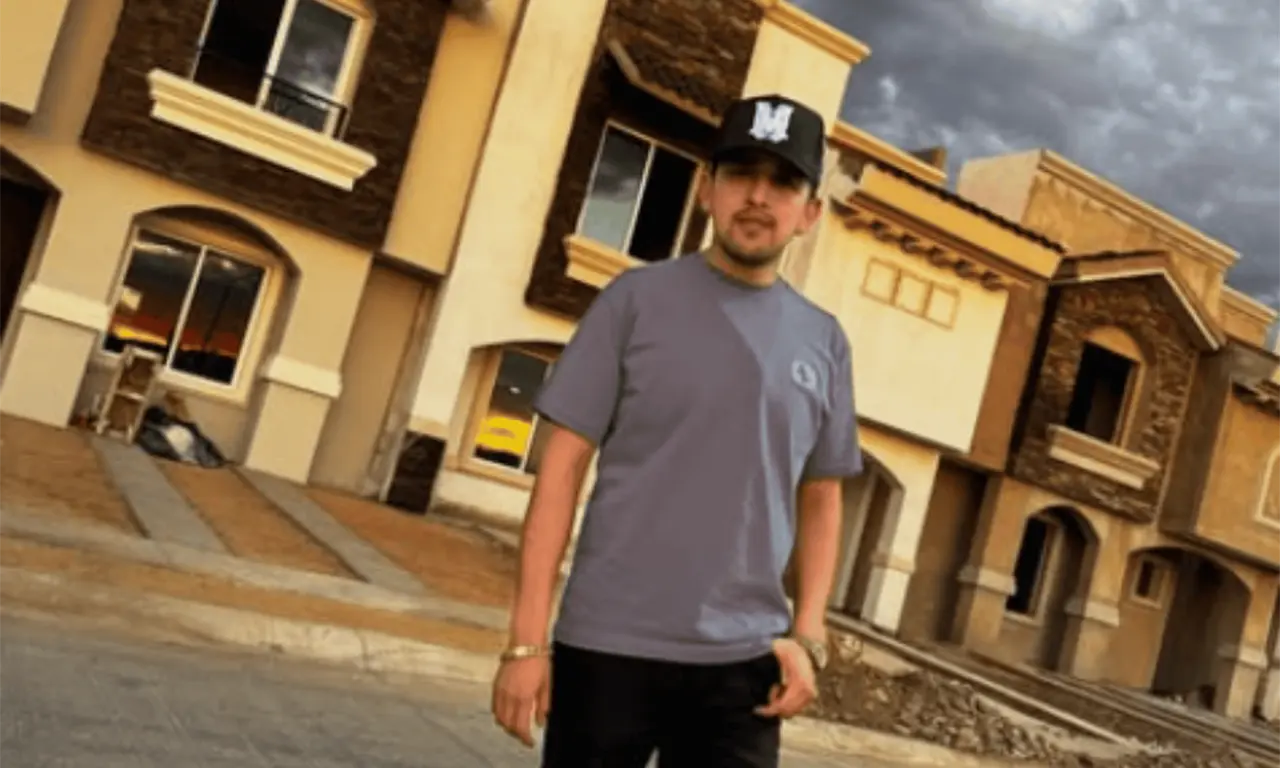  De acuerdo con la información conocida hasta el momento, el cantante se encontraba en la cochera de su vivienda cuando hombres armados llegaron al lugar y dispararon en su contra. 