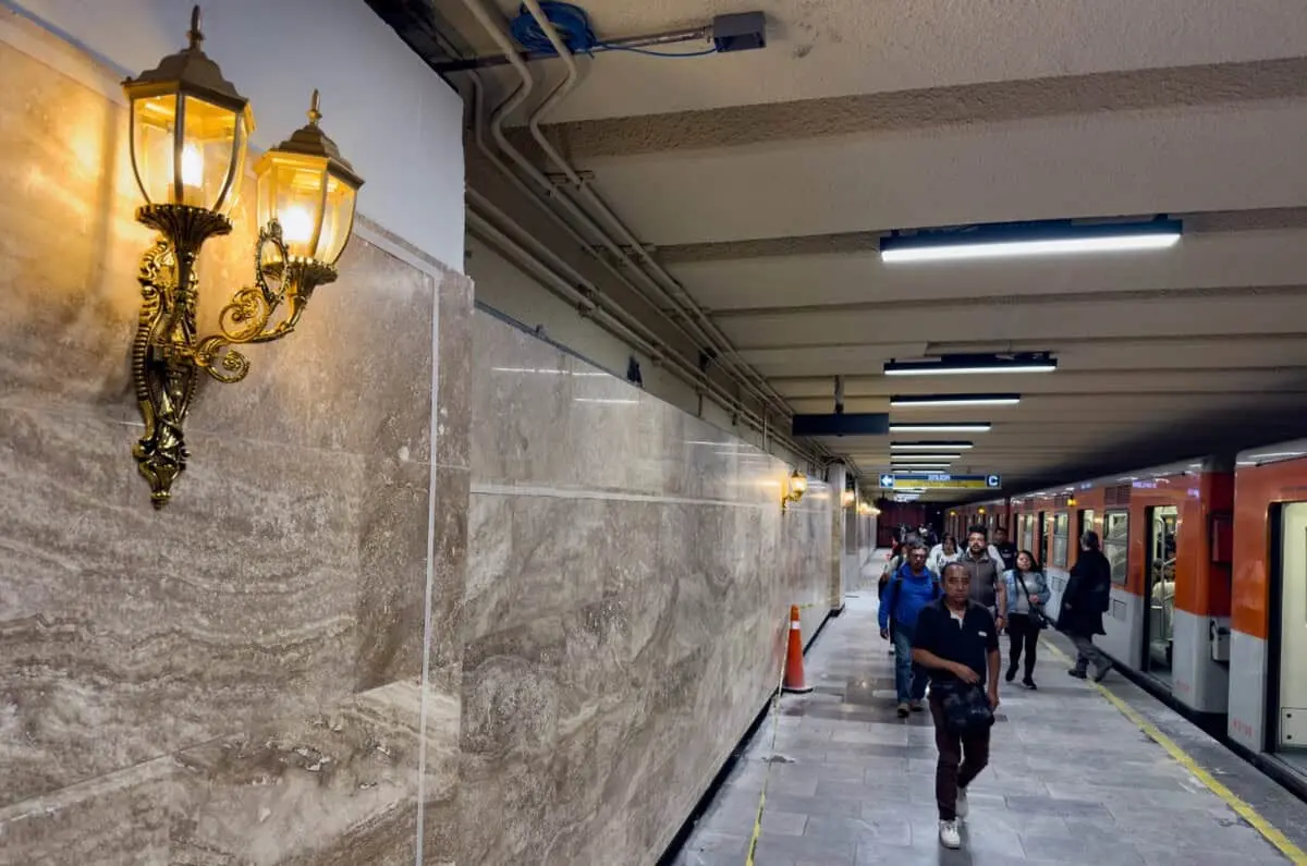  Aunque la Línea 2 fue modernizada, el precio de los candelabros generó nuevas críticas entre usuarios por los problemas que aún enfrenta el servicio. 