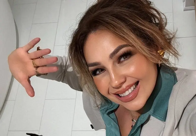 Aunque Thalía ha reconocido únicamente una cirugía de nariz por motivos de salud, especialistas y seguidores han especulado sobre el posible uso de bótox y rellenos faciales, afirmaciones que ella nunca ha confirmado.