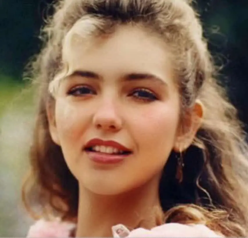Debutó como cantante solista en 1990 con un álbum homónimo, al que siguieron 'Mundo de cristal' y 'Love', consolidándose en la música pop.