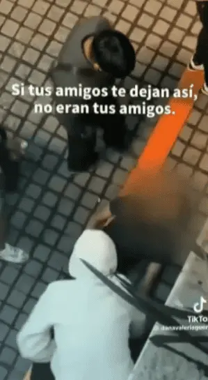 Mientras la Fiscalía General de Justicia de la Ciudad de México revisa videos y recaba testimonios, su madre aseguró que existen inconsistencias en la versión de las personas que estuvieron con él durante sus últimos minutos. Captura de pantalla.