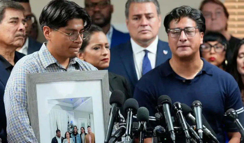 Lorenzo Jr. y Ronaldo Salgado, hijos de Lorenzo Salgado Araujo, en rueda de prensa en Houston, Texas. Especial