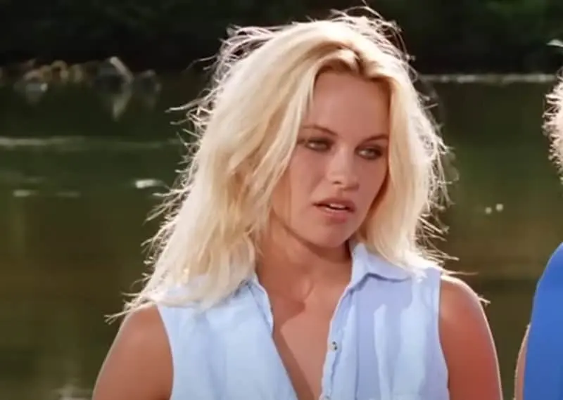 Alcanzó fama internacional en 1992 al interpretar a C.J. Parker en la serie 'Baywatch', personaje que la convirtió en un ícono de la televisión. Alcanzó fama internacional en 1992 al interpretar a C.J. Parker en la serie 'Baywatch', personaje que la convirtió en un ícono de la televisión.