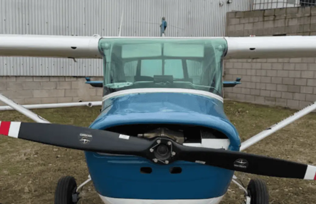 La alumna, de apenas 22 años, consiguió mantener el control de la aeronave y aterrizar de manera segura, pese al impacto emocional que vivió en pleno vuelo. RRSS.