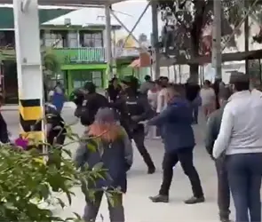 Profesor acusado de abuso intenta evitar su detenci&oacute;n con sillazos dentro de escuela en Ixtapaluca