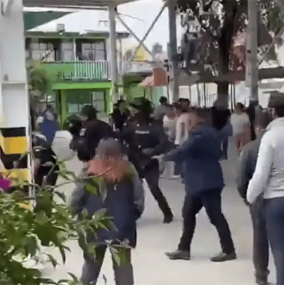 Profesor acusado de abuso intenta evitar su detención con sillazos dentro de escuela en Ixtapaluca Profesor acusado de abuso intenta evitar su detención con sillazos dentro de escuela en Ixtapaluca