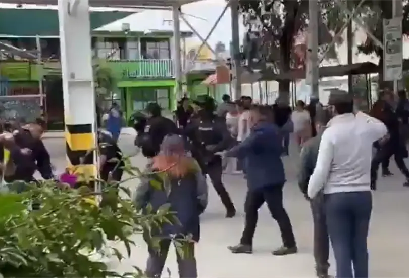 Profesor acusado de abuso se enfrenta a policías en Ixtapaluca Profesor acusado de abuso se enfrenta a policías en Ixtapaluca