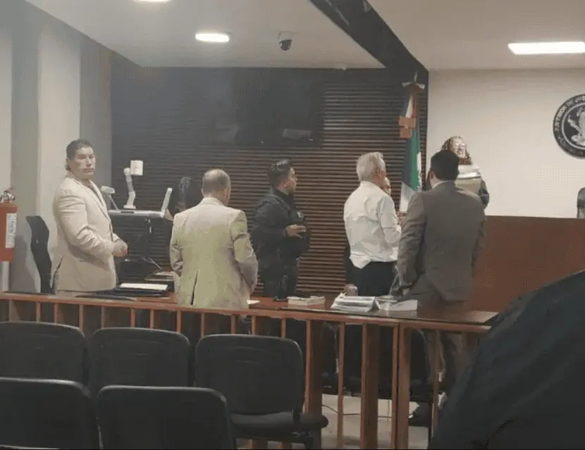 La juzgadora también destacó que el propio dictamen referido por la defensa reconoce la existencia de un riesgo para la víctima, por lo que resolvió mantener la prisión preventiva justificada mientras continúa el proceso. X.