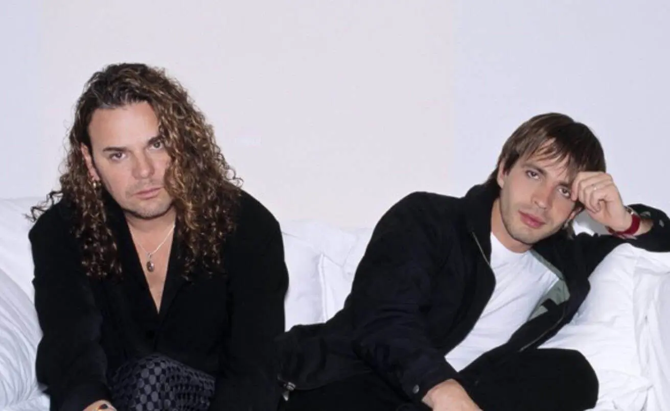 El primer álbum de Maná apareció ese mismo año, pero fue '¿Dónde jugarán los niños?' (1992) el disco que impulsó al grupo al éxito internacional con éxitos como 'Vivir sin aire' y 'Oye mi amor'. El primer álbum de Maná apareció ese mismo año, pero fue '¿Dónde jugarán los niños?' (1992) el disco que impulsó al grupo al éxito internacional con éxitos como 'Vivir sin aire' y 'Oye mi amor'.