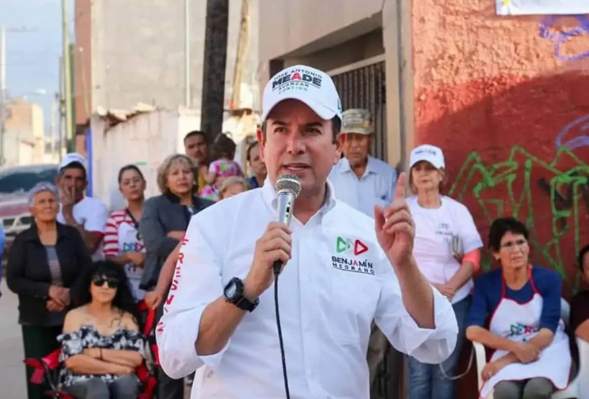 De manera simultánea a su actividad política, incursionó como cantante y promotor artístico. Especial