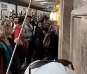 Miembros del colectivo trans causan destrozos en candelabros y faroles de Metro Hidalgo y Bellas Artes Miembros del colectivo trans causan destrozos en candelabros y faroles de Metro Hidalgo y Bellas Artes