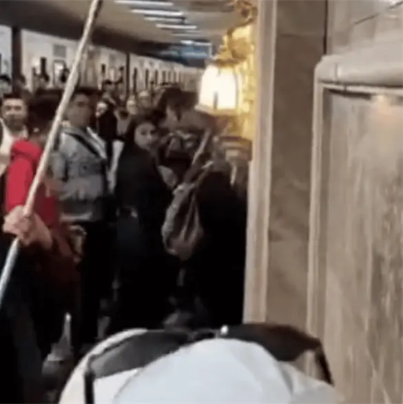 Miembros del colectivo trans causan destrozos en candelabros y faroles de Metro Hidalgo y Bellas Artes