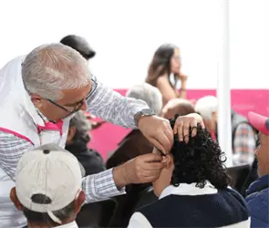 Entregan aparatos auditivos para mejorar la calidad de vida de personas con discapacidad en Puebla