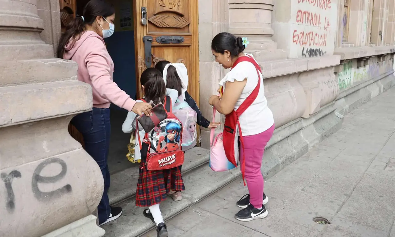  El titular de la SEP confirmó cuándo concluirán las vacaciones de verano y en qué fecha regresarán tanto los alumnos de educación básica como el personal docente. 