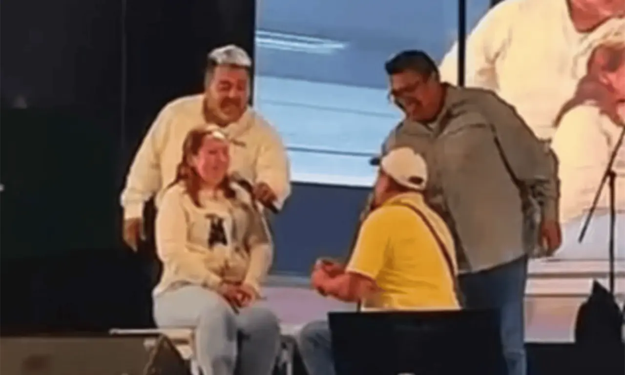  Frente a miles de asistentes, Fernando le pidió matrimonio a Diana Marina con la frase "Eres el amor de mi vida", mientras le entregaba un anillo sobre el escenario durante las celebraciones del Grito de Independencia en Saltillo. 