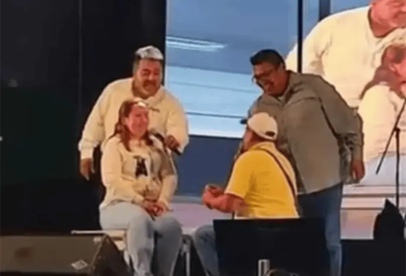 Frente a miles de asistentes, Fernando le pidió matrimonio a Diana Marina con la frase Eres el amor de mi vida, mientras le entregaba un anillo sobre el escenario durante las celebraciones del Grito de Independencia en Saltillo.