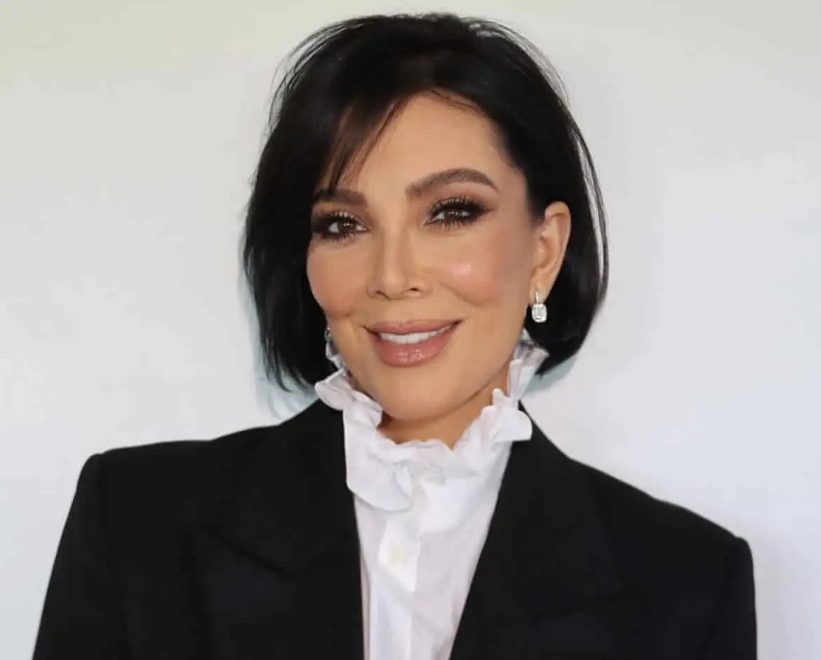A sus 70 años, su imagen ha sorprendido al público, al grado de que algunos usuarios en redes sociales la han confundido con su hija Kim Kardashian.<br>