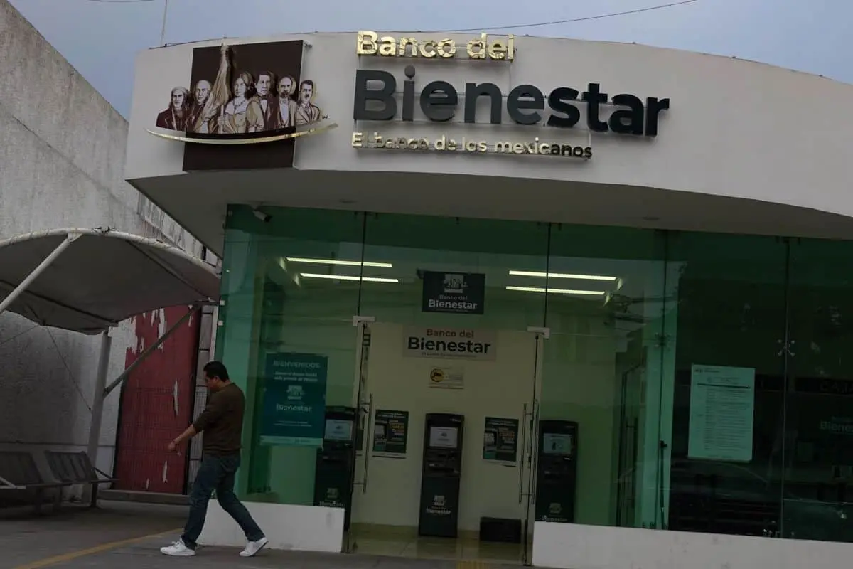 César Bono critica a Sheinbaum y después lo captan en el Banco del Bienestar. Cuartoscuro.