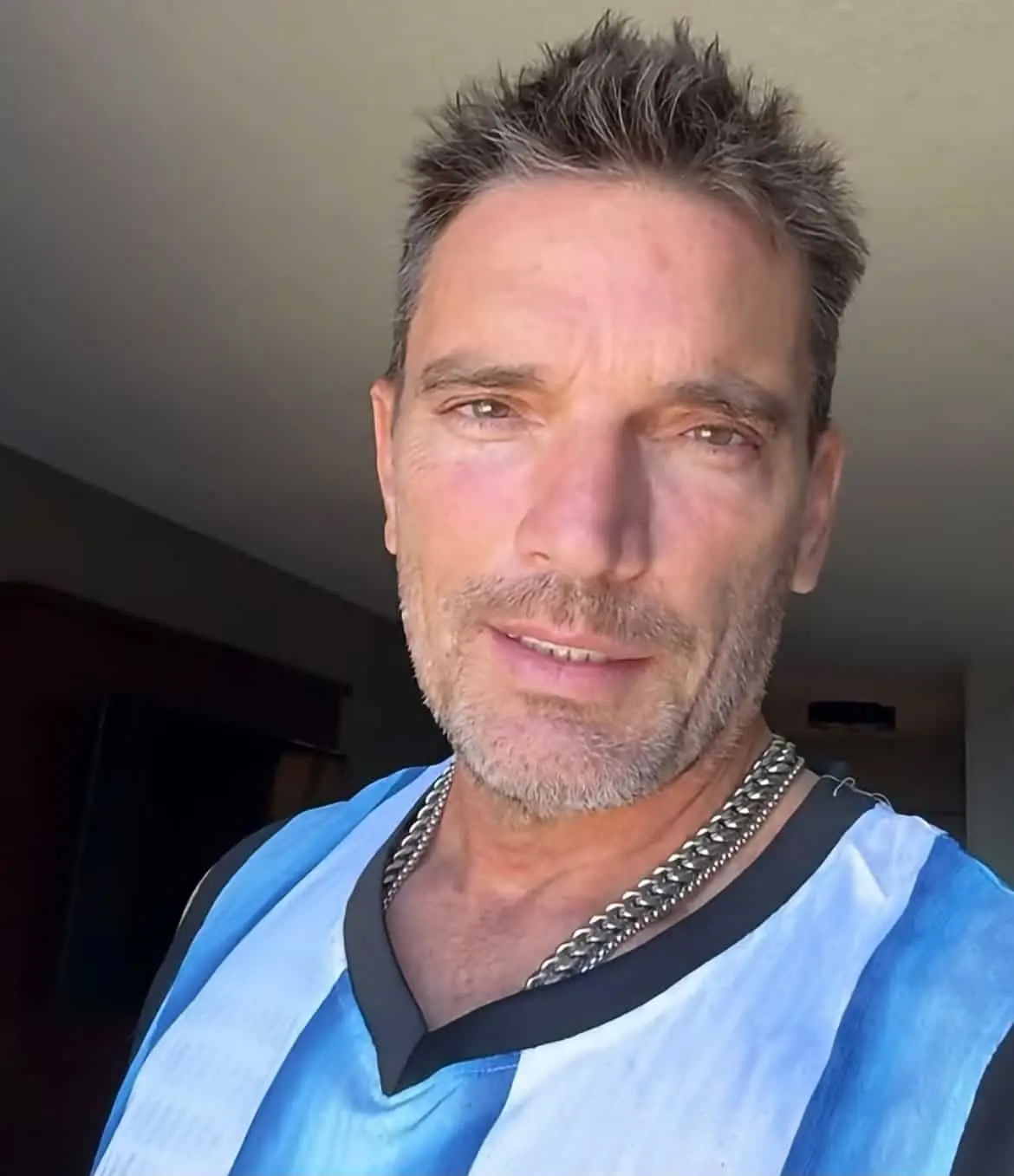 Aunque nació en Argentina, Julián Gil consolidó gran parte de su carrera en México. Ha participado en telenovelas como 'Hasta el fin del mundo', 'Sortilegio' y 'La que no podía amar', además de programas de televisión y teatro. Su trayectoria lo ha convertido en uno de los actores más conocidos de la televisión hispana.<br> Aunque nació en Argentina, Julián Gil consolidó gran parte de su carrera en México. Ha participado en telenovelas como 'Hasta el fin del mundo', 'Sortilegio' y 'La que no podía amar', además de programas de televisión y teatro. Su trayectoria lo ha convertido en uno de los actores más conocidos de la televisión hispana.<br>