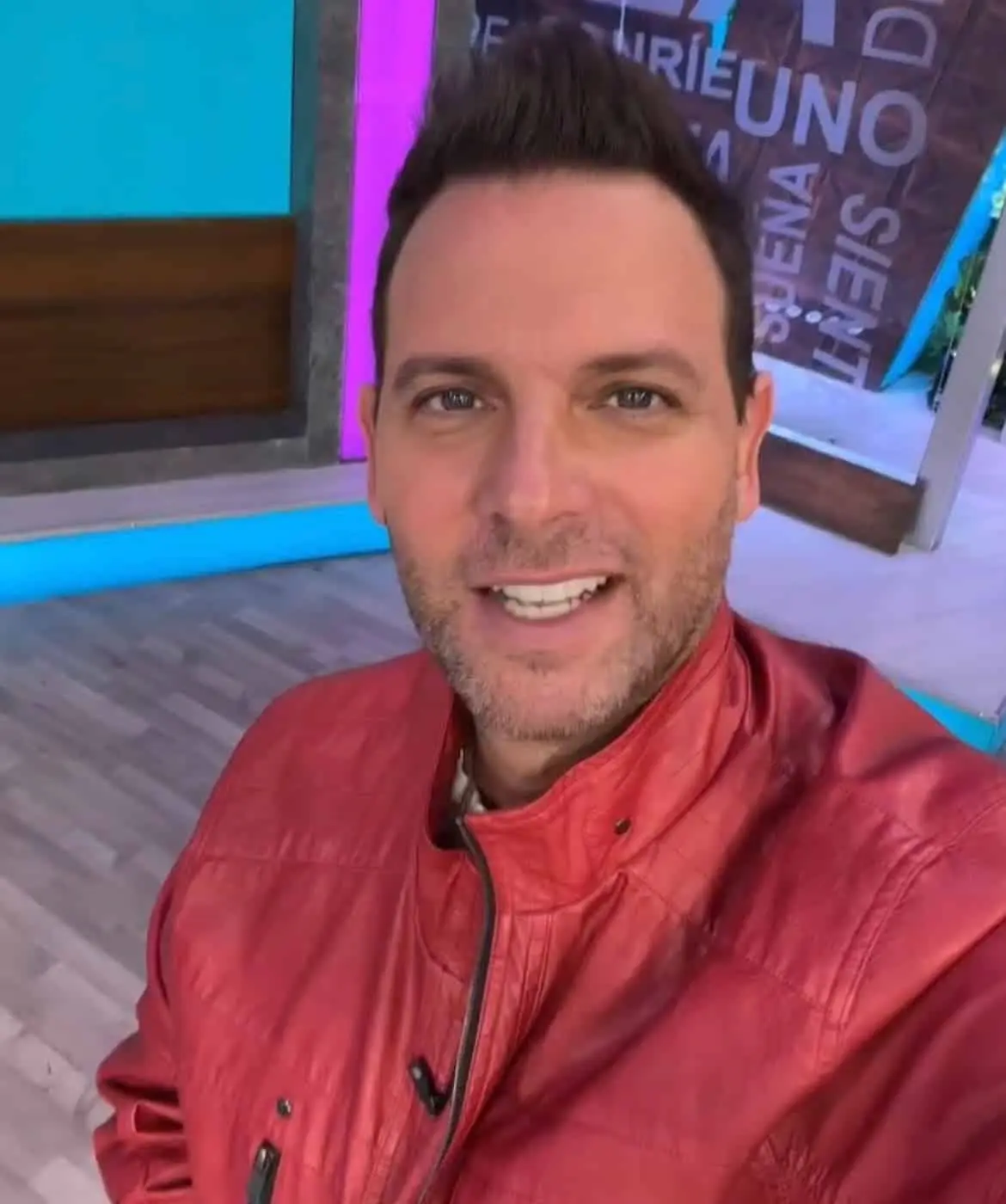 Patricio Borghetti alcanzó la fama en México gracias a la telenovela 'DKDA: Sueños de juventud' y posteriormente se convirtió en conductor de televisión. Ha participado en programas como 'Venga la Alegría' y en diversos proyectos musicales y teatrales. Su cercanía con el público lo ha mantenido vigente durante más de veinte años. Patricio Borghetti alcanzó la fama en México gracias a la telenovela 'DKDA: Sueños de juventud' y posteriormente se convirtió en conductor de televisión. Ha participado en programas como 'Venga la Alegría' y en diversos proyectos musicales y teatrales. Su cercanía con el público lo ha mantenido vigente durante más de veinte años.