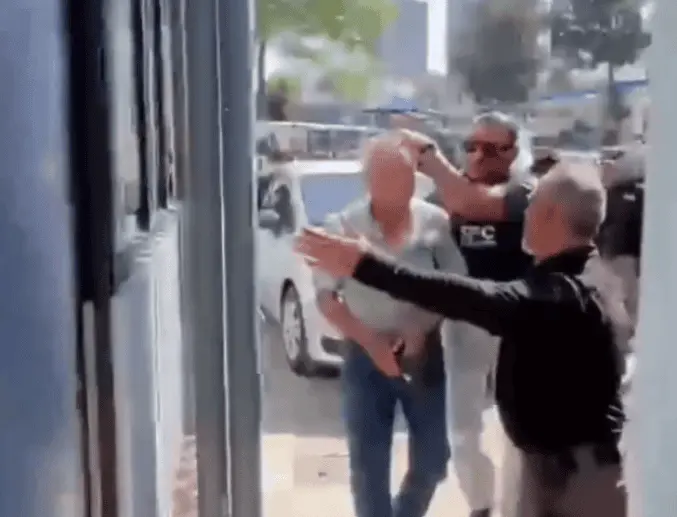 El momento en que Ernesto Ruffo fue sometido por agentes antes de ingresar a la FGR. Cuartoscuro.