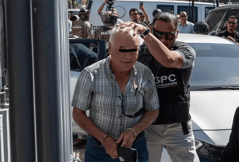 "No me olviden": así fue el traslado de Ernesto Ruffo tras su detención en Baja California. "No me olviden": así fue el traslado de Ernesto Ruffo tras su detención en Baja California.