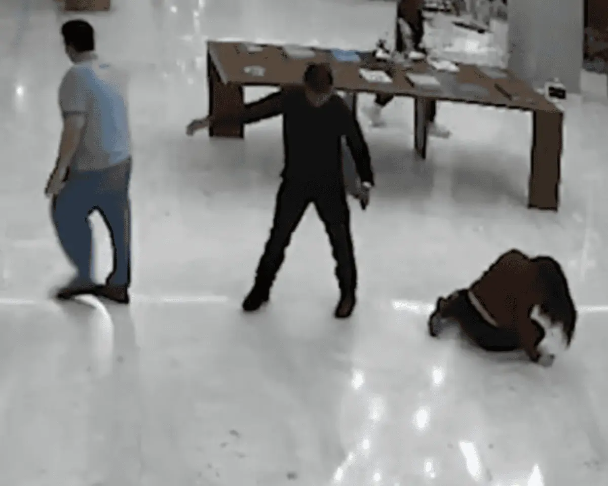 Las autoridades revisan la actuación de la empresa de seguridad privada del hotel, luego de que el personal de vigilancia no interviniera durante la agresión. RRSS.