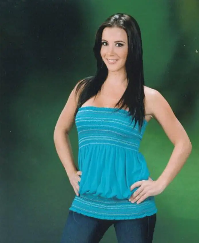 En 2001 ingresó al CEFAT de TV Azteca, donde cursó la carrera de actuación durante tres años. En 2001 ingresó al CEFAT de TV Azteca, donde cursó la carrera de actuación durante tres años.