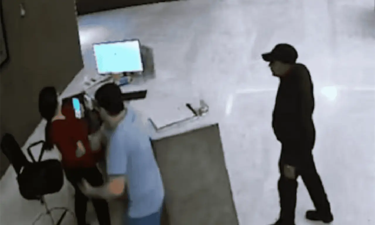  La trabajadora contó que el vigilante del hotel dijo que no podía hacer nada porque le podría causar un problema. 
