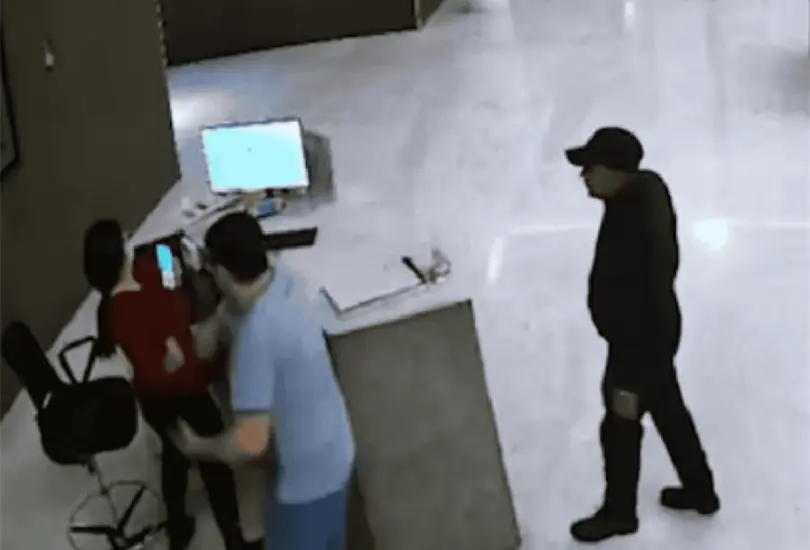 La trabajadora contó que el vigilante del hotel dijo que no podía hacer nada porque le podría causar un problema. La trabajadora contó que el vigilante del hotel dijo que no podía hacer nada porque le podría causar un problema.