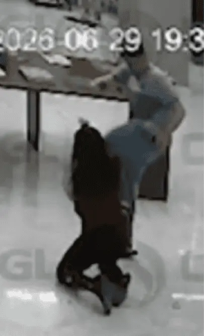 La empleada intentó explicarle la situación, pero el huésped reaccionó de manera violenta. RRSS.
