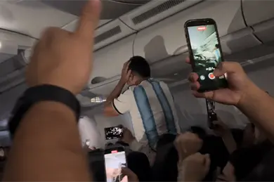 "Enhorabuena a nuestros compatriotas": piloto hace creer a argentinos que ganaron el Mundial "Enhorabuena a nuestros compatriotas": piloto hace creer a argentinos que ganaron el Mundial