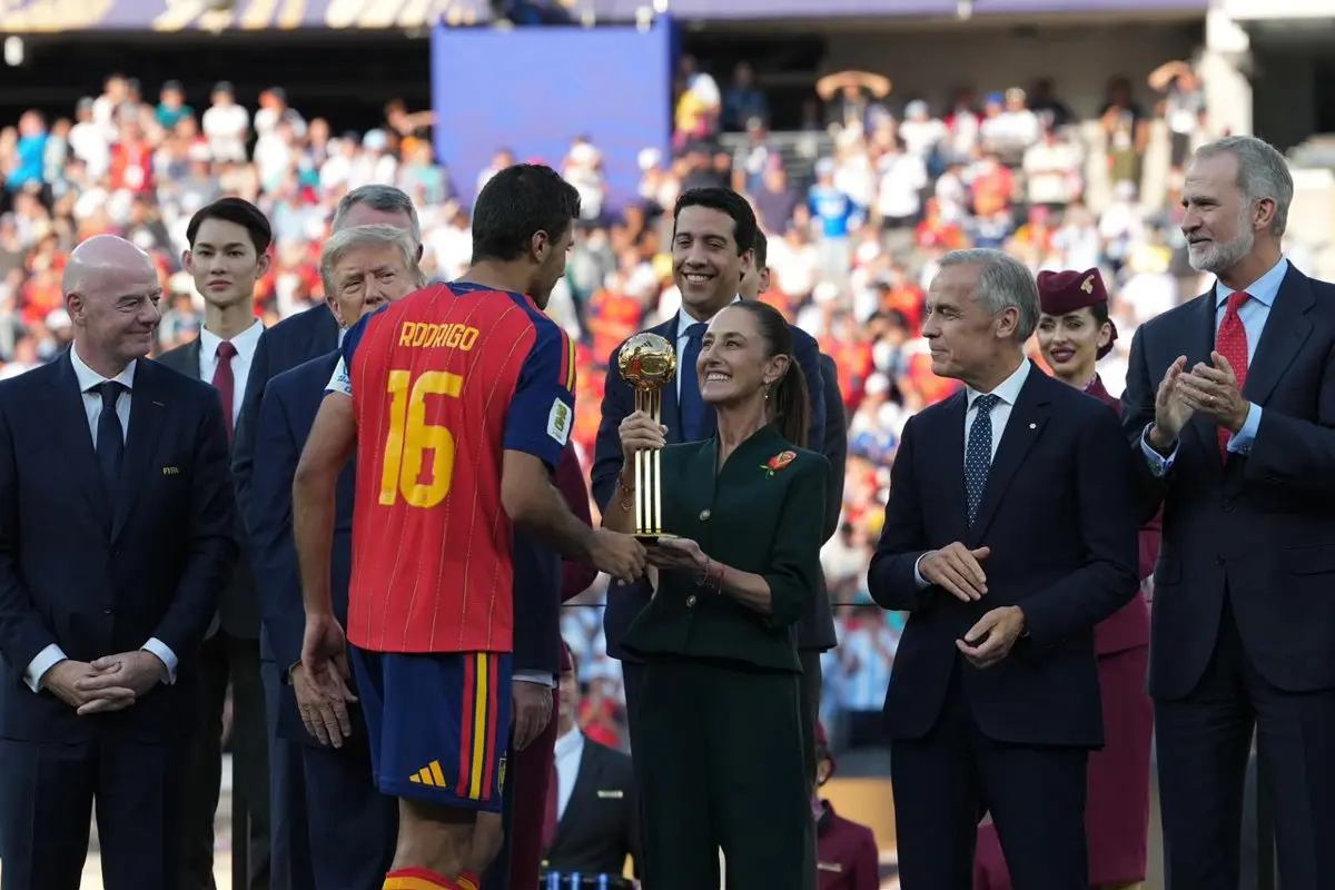 Sheinbaum fue la encargada de entregar el Balón de Oro. Presidencia.
