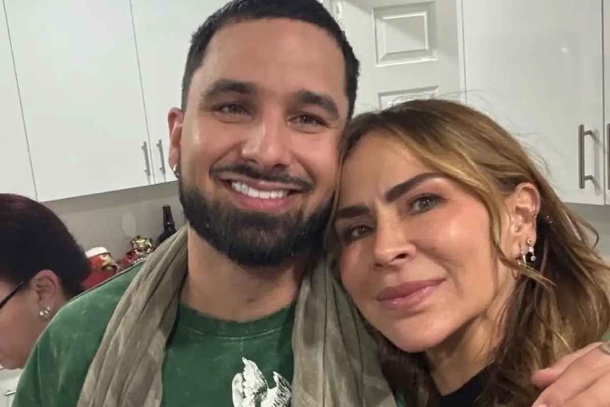  Aylín Mujica y su hijo 